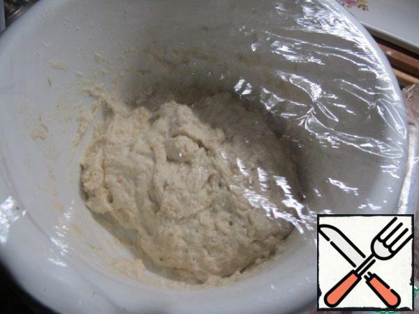 Pour warm water about 30 degrees into a large bowl. Add the yeast and stir. Add vegetable oil. Add flour and salt and mix well with a spatula until smooth. Cover the bowl with a lid or cling film and leave at room temperature for 2 hours.
