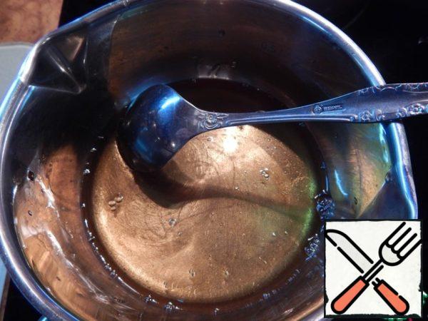 Fill the gelatin with cold water for 10 minutes, in my plates. Then mix the liqueur in a saucepan and the squeezed gelatin, heat until the gelatin dissolves, but do not bring to a boil.
Then add a little yogurt cream, combine with gelatin and mix.
Next, this mixture is introduced into strawberry cream and whipped again.
