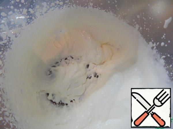 Whisk the cream into a steep foam, gently mix in the cream.
