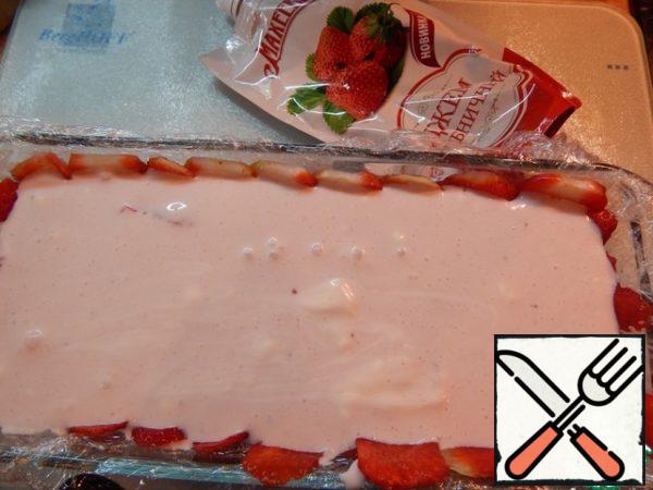 Then pour our cream, cover and put it in the fridge for at least 4 hours. I have dessert stood in the refrigerator overnight.
Our terrine's ready.