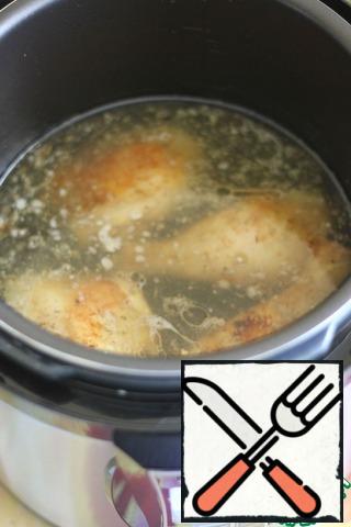 Then fill the chicken with water (so that the water completely covers the chicken) and cook for a couple with the lid closed for 10 minutes in the "BAKING" mode.