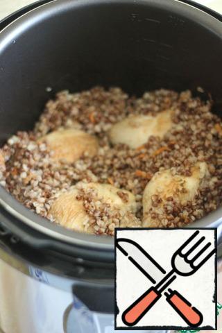 Cook in "CAKE" mode until cooked cereals. Buckwheat should not boil much, as it should languish.
