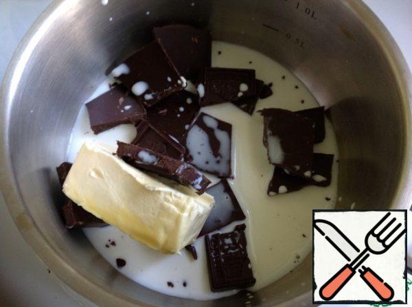 Melt the chocolate, 50 ml milk and oil, put to cool.