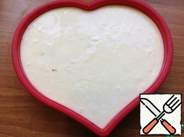 Pour out half of the dough and smear the cream on top.
