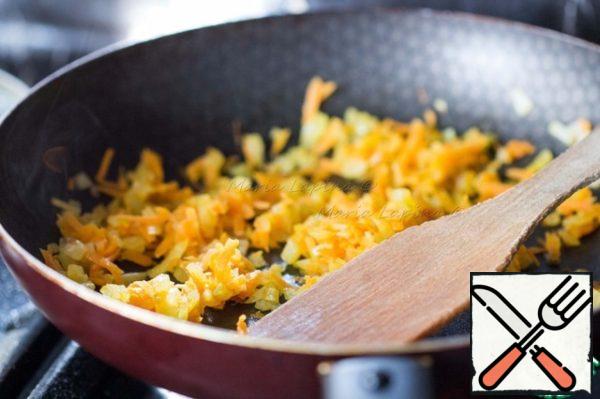 Half of the onions cut into small cubes, peel carrots and grate on a medium grater. Fry the vegetables in oil until Golden, then stew for a couple of minutes.