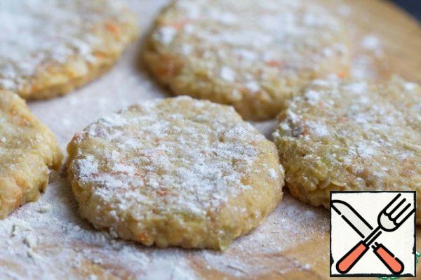 Form flat meatballs from the resulting minced meat and lightly roll them in flour. It turns out 5-6 cutlets.
