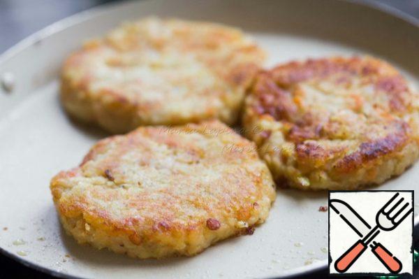 Fry the cutlets in olive oil, over medium heat for 2-3 minutes on each side until Golden brown.