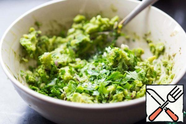In the sauce, add finely chopped parsley, olive oil, lemon juice and salt. Stir and guacamole is ready. The main thing is not to manage to eat it all while trying.