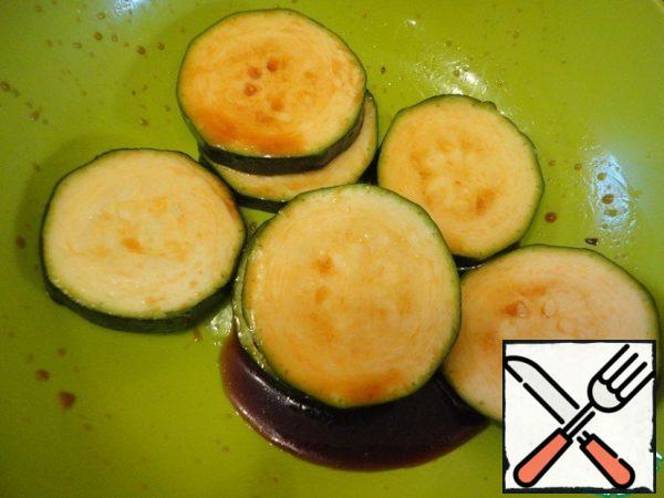 The same steps are done with zucchini and tomato. Cut zucchini into slices and marinate in sauce for 7-10 minutes. Tomatoes cut into circles.