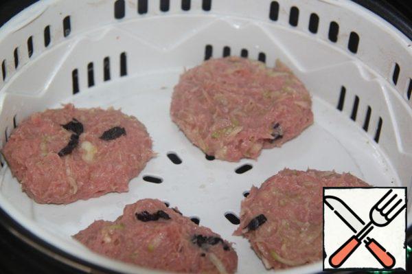 Form 4 cutlets from minced meat and put in a bowl for steaming.