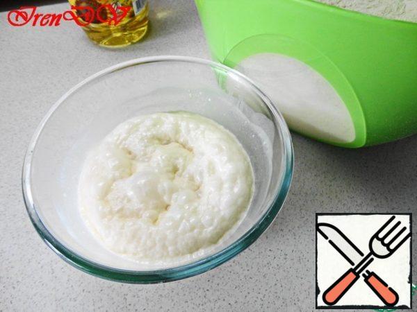 Cover the bowl and put it in a warm place for 15 minutes. As soon as the dough begins to settle, everything is ready.
