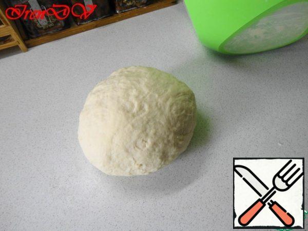Table and hands greased with oil, put the dough and begin to knead hands. Knead for a long time, 20 minutes. This is the secret of this bread! When the dough starts to come unstuck from the hands and become elastic, like this: