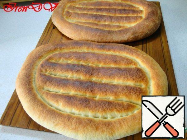 Put in a very hot oven. I have a mini-oven, heated to 250 degrees, but for her it's really a lot! It's hot like Martin! In a large oven need degrees 300-320 put, I think.
Bake the bread 10 minutes. This is how it should turn out.