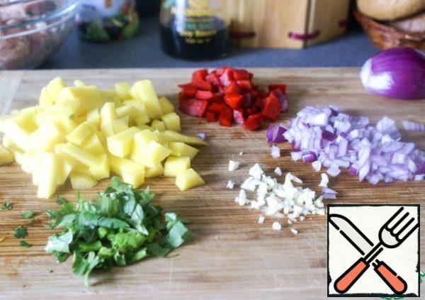 Chop the onion and garlic. Mango and bell pepper cut into small cubes. Chop the greens.
* For sharpness, you can also add finely chopped chili pepper and a piece of ginger.