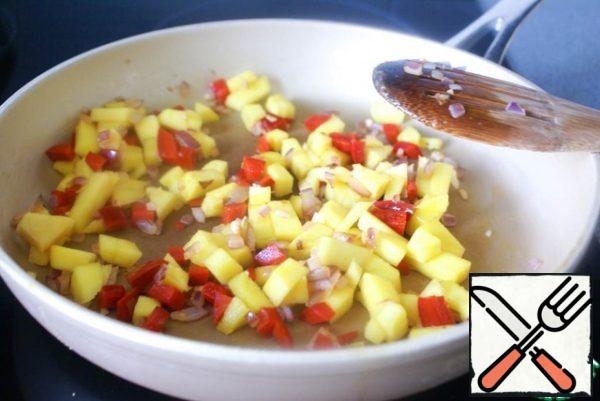 Add mango and red pepper. Fry, stirring, for 3-5 minutes.
