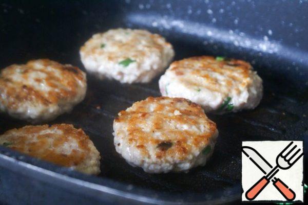 From the prepared minced meat to form a neat flat cutlets, suitable in size to the buns, and fry them in a pan with a small amount of vegetable oil until tender.