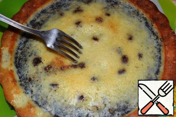 The whole pie is often, often pricked with a fork, toothpick or skewer, so that it is better soaked with glaze.
