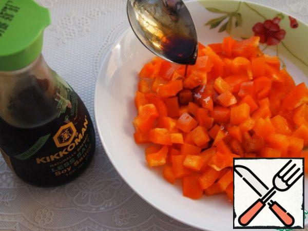 Wash the bell peppers, remove the seeds and cut them into cubes. Pour the soy sauce, mix, leave for 30 minutes to soak.