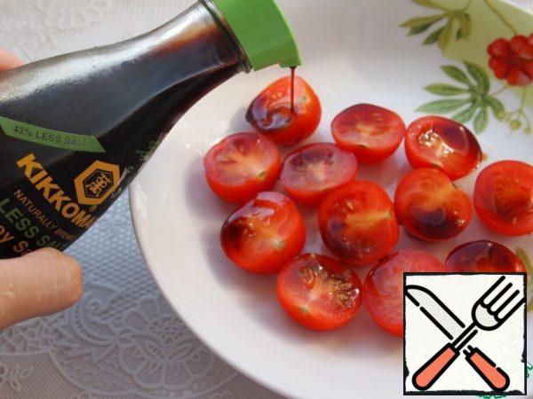 Wash cherry tomatoes, cut in half, pour soy sauce over each half, leave for 30 minutes to soak.

