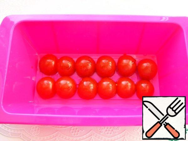 After the vegetables are soaked in soy sauce, we begin to collect our terrine. Put the cherry tomatoes (20x11x6) on the bottom of the mold.
