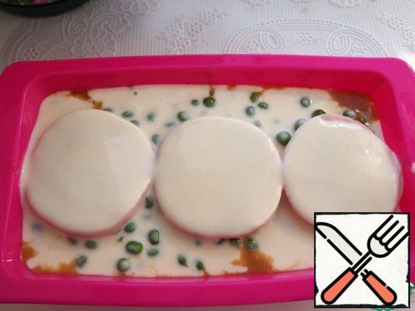 Next, put the green peas, ham and pour the remaining dough. Bake terrine in the oven, preheated to 180 degrees, 40 minutes, until Golden. Ready terrine remove from the oven, allow to cool slightly, gently turn on the dish. Decorate as desired.