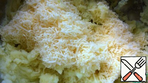 Boil the potatoes in a uniform, peel and mash them into a puree.
Separate the white from the yolk.
Add egg white, flour and grated cheese to the potatoes and mix.
