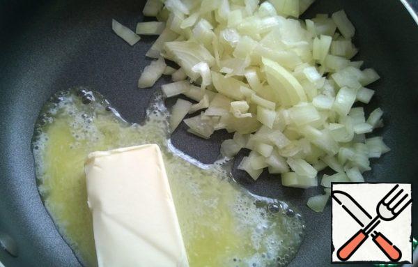 Melt the butter over medium heat, fry the chopped onion for 5 minutes.