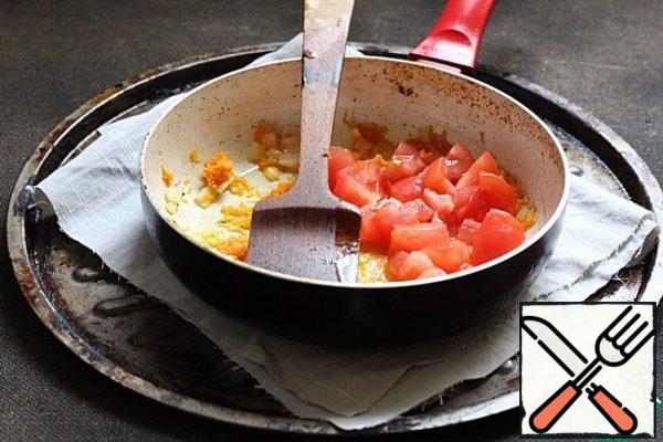 Then add tomato and a little stew, if tomato is not added, then this step is skipped.