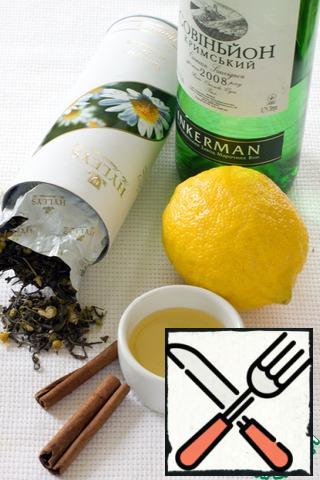 For the preparation of this elegant, pure female mulled wine we need quite a bit - dry wine, honey, chamomile green tea, lemon zest, cinnamon and cloves.