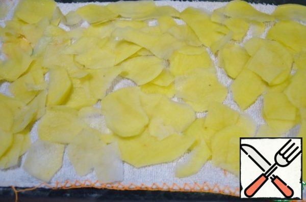 Spread the potatoes on a towel, lightly dry.