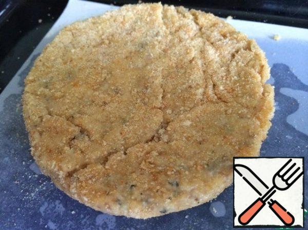 After passing the potato mass on the batter and breadcrumbs, it will be quite easy to give it the desired shape. On a baking sheet, covered with baking paper, spread the potato mass, giving it a shape. So in this way will look like the bottom part of the bread for the Burger: flat.