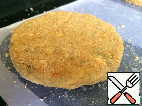 Similarly, we do with cutlets: flour-egg-breadcrumbs. The form of cutlets give the size of the potato bread. Send rolls and cutlets in a preheated oven for 25-30 minutes (180 degrees). It is baked at the same time.
