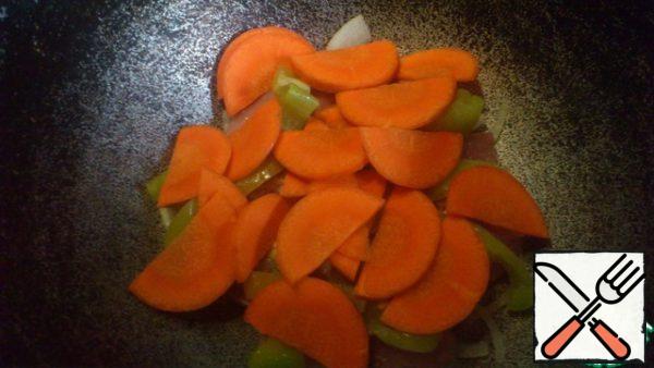 Then a layer of peppers, layer of carrots.