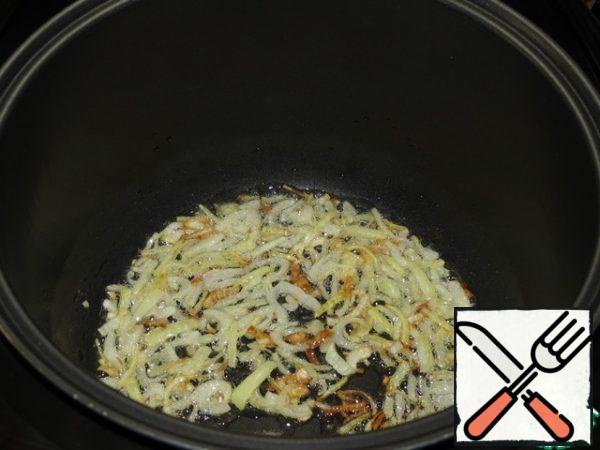In a bowl slow cooker add 2 tablespoons of vegetable oil and turn on the" FRYING " meat 40 minutes.
Fry onions in heated oil.
Fry the onions with the lid on the slow cooker until Golden brown.