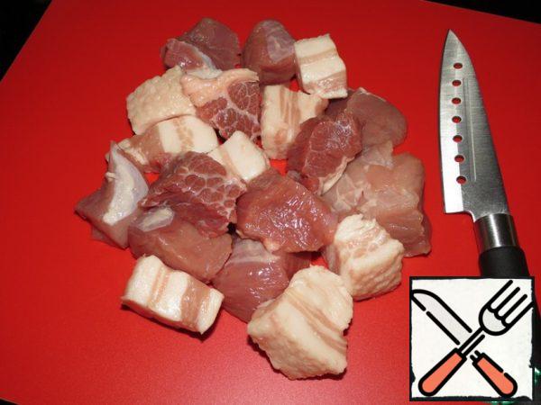 Meat cut into small pieces, removing with them the excess fat and veins.