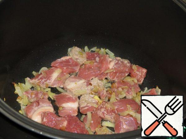 Add the chopped meat to the onions and fry with the lid closed for fifteen minutes.