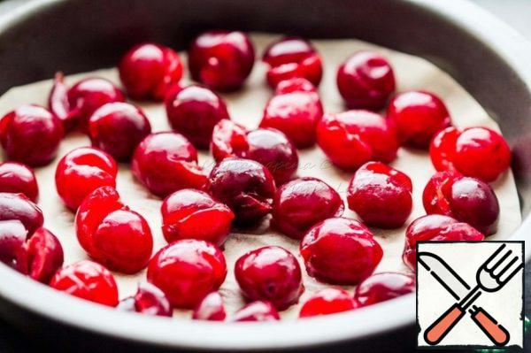 Cover the mold with baking paper or parchment, put the cherries in one layer and bake at 220C for 20 minutes.

