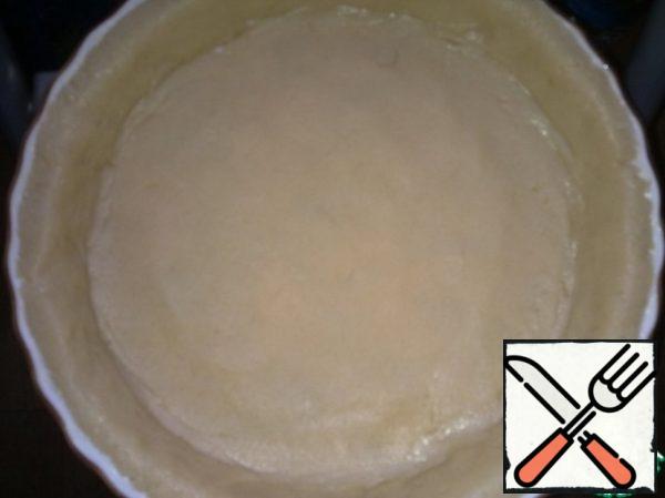 Prepare the baking dish. Put the finished dough on a mold and put it in the refrigerator for one hour.
