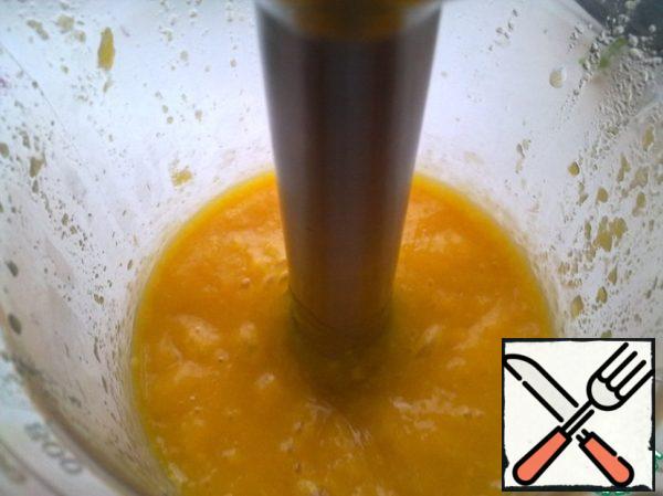 Mango peel and grind in a blender until puree. Add to the egg mixture, add cream and starch. Mix well.