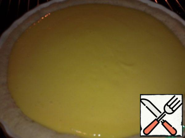 Remove dough from refrigerator and bake for 20 minutes at a temperature of 200 degrees. Then pour the prepared filling of lemon juice and mango and bake for another 30-35 minutes at a temperature of 160 degrees.