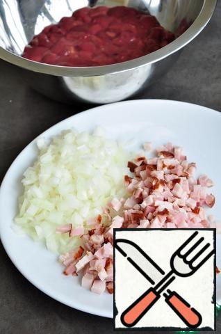 Cut onions and bacon into small cubes. Onions fry until Golden brown in a small amount of vegetable oil.
The liver is also finely cut with a knife.