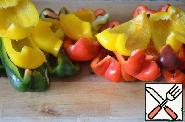 Peppers cut into quarters, remove seeds and white streak. Put on the grill and bake in the oven, preferably in the grill until dark skin. Remove the prepared peppers in a bowl, cover with a plate and allow to cool.