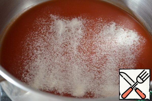 Pour the tomato juice into a pot, pour the gelatin on top and heat everything on low heat, stirring constantly, until the gelatin dissolves.