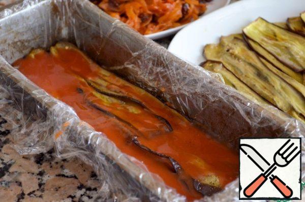 Put a layer of red pepper on the bottom of the terrine, sprinkle with salt and pepper. Put a layer of eggplant on top, season it too and pour all the juice with gelatin.
