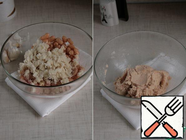 Prepare the minced meat for the cutlets. Beans, slices of white bread, 50 grams of bread crumbs (the rest is left for deboning), vinegar, oil and garlic, grind with a dip blender or a pusher until smooth.