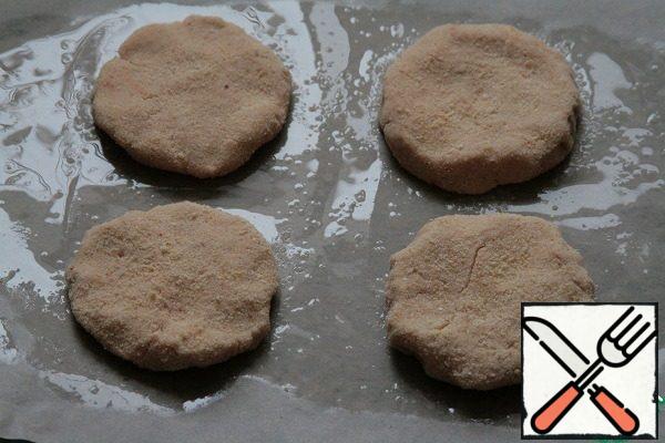 Next, moisten your hands with water and form cutlets, roll them in breadcrumbs, spread on a baking sheet, covered with oiled paper. Bake in the oven until Golden brown. Do not over-dry, and then cutlets fall apart!!!