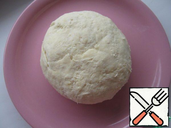 Add sour cream and knead the dough, put it in the refrigerator.