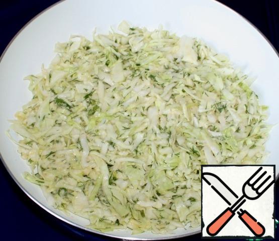 Grease the pan with vegetable oil, put half of the cabbage and level.