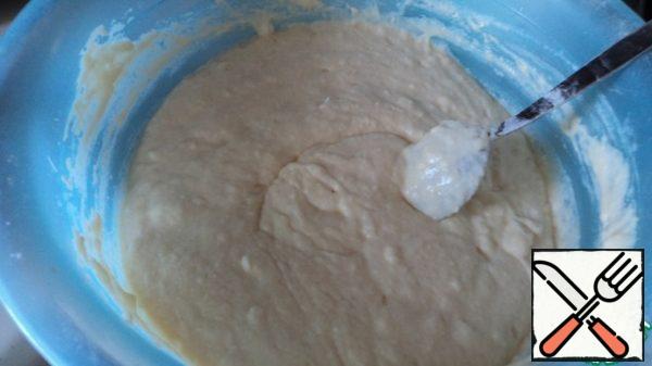 Knead the dough: add the sour cream, salt, sugar. Stir. Melt butter. Beat 2 eggs. Alternately, add the melted butter and beaten eggs to the sour cream. In flour, add baking powder and pour it into a liquid mixture. Mix well until smooth. Should get a lot like thick porridge.