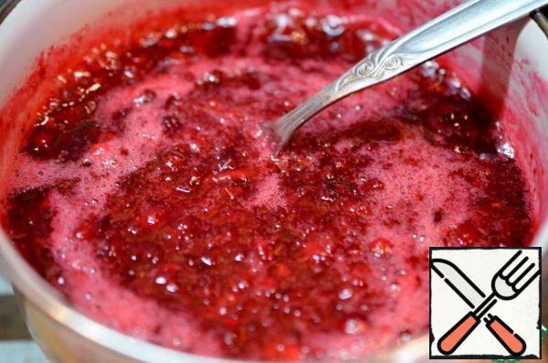 Wash and dry the cranberries. Add 2 tablespoons of sugar to 150 g of berries, grind with a blender, let it boil, boil for 3 minutes. Then let it cool down. We made something like lingonberry jam.
